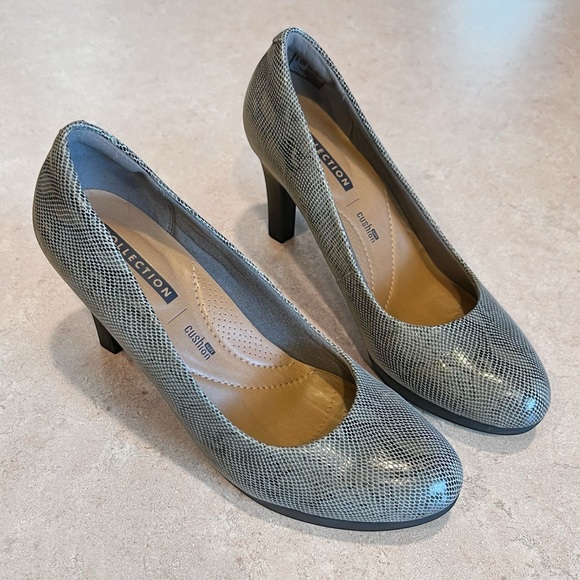 Clarks Python Snake Print Leather Comfort Heels Pumps Sz 7 - Picture 3 of 7